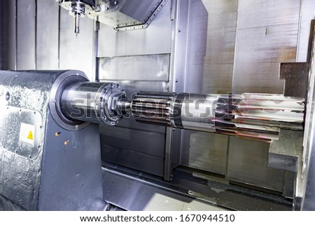 A splined shaft with teeth is installed in the milling machine at the machining center.