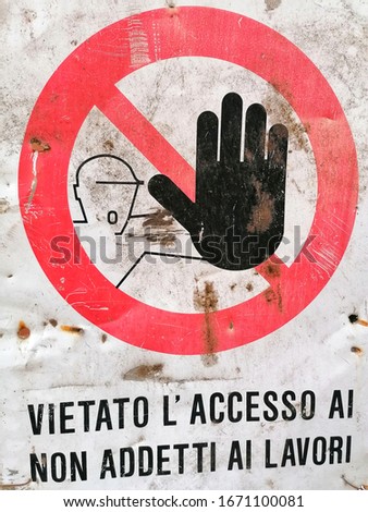 Sign prohibiting access to non-professionals on a construction site