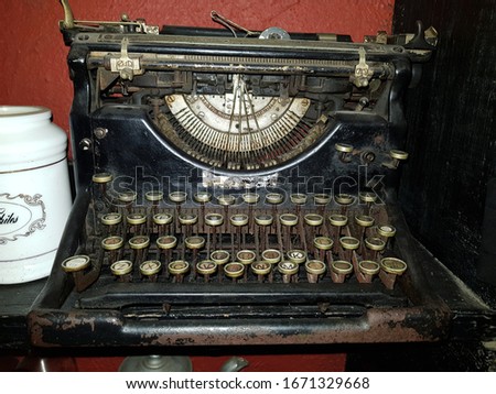 Picture of a very old typewriter