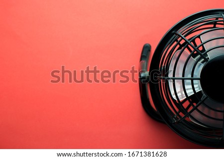 Small USB fan, black color, turned off, with transparent blades