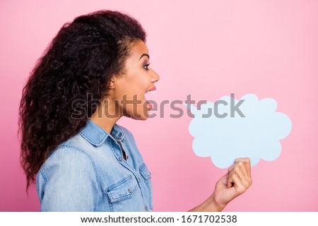 Profile side photo of crazy impressed afro american girl hold white paper card bubble share private incredible novelty scream wear denim jeans shirt isolated over pink color background
