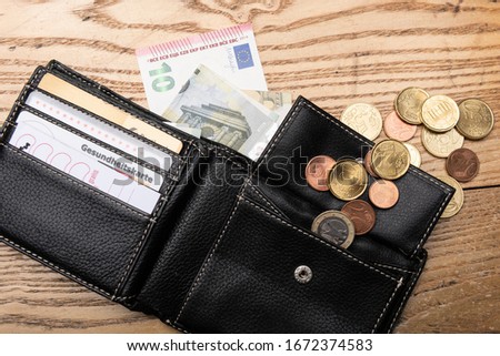 Contents of a wallet of a pensioner at risk of poverty in old age - translation - Health card