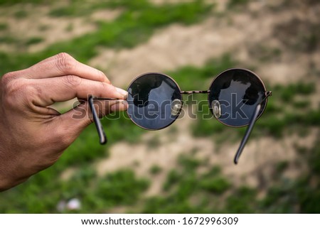 A picture of eye goggles