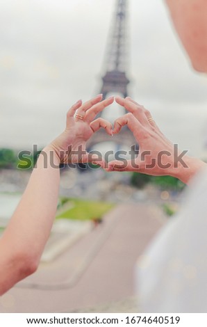 
Hands on a eiffel tower background