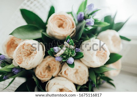 
Bouquet of flowers with wedding rings.