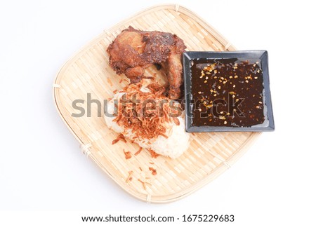 A flatlay picture of "pulut ayam thai" or thai sticky rice with fried chicken on rattan tray.