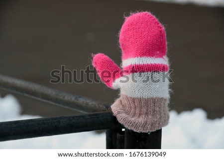 A pink child's glove lost on the street