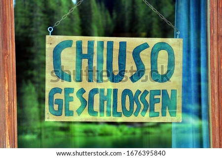 Closed sign on the door. Italian and german languages