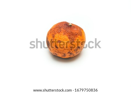 A picture of an ordinary old and dry mandarin. It has a quite dry pulp inside. Not very good to eat. 