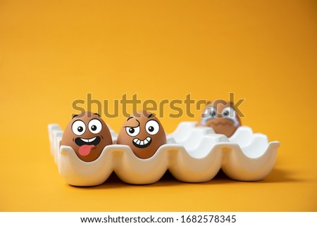 The expression and expression of the egg in the egg tray on a yellow background