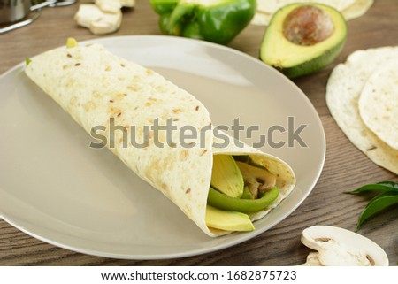 Flour Tortilla Wraps with Avocado, Green Bell Peppers, and Mushrooms