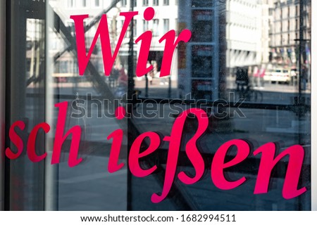 Note with " Wir schließen - engl. we close" with spelling mistake