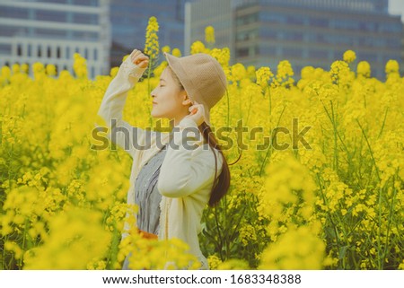 The picture of the girl in the rape flower sea is full of spring