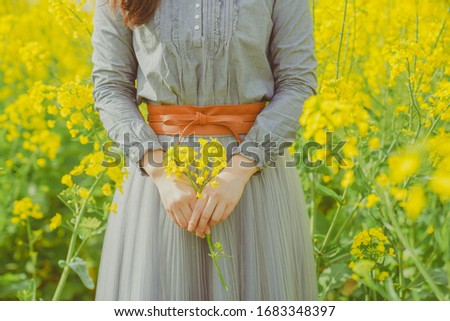 The picture of the girl in the rape flower sea is full of spring