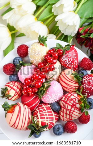 Chocolate dipped strawberries dessert mix ideal for Valentine's Day, Mother's Day, Woman's Day, brunch buffet, birthday or name day celebration party, romantic candy bar with spring March flowers