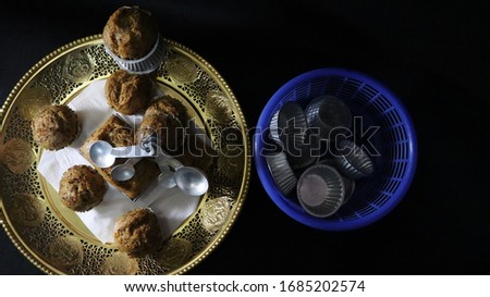 The tools used to make the banana cake and the finished banana cake are placed on a golden tray.