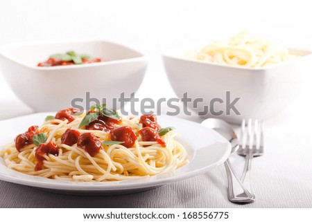spaghetti bolognese on white plate 