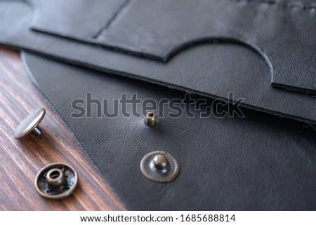 Sewing a purse. Genuine leather product. Tool. Making bags with zippers. Business card holder. Snake skin. Accessory. The black. 