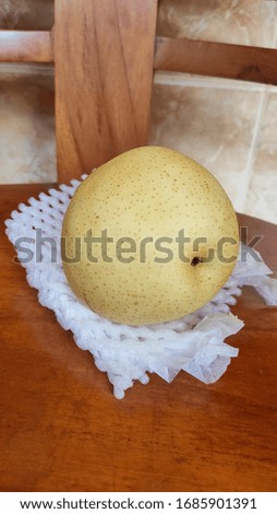a picture of one pear