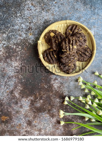 Top view of hamemade chipsmore chocolate on the rattan plate over dark background.