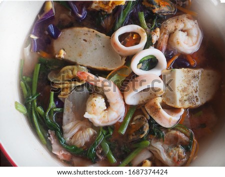 Sea sukiyaki is full of shrimp and squid and morning glory. Cooking pictures.     