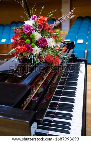 
a bouquet of flowers on the piano