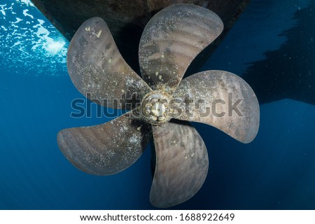 5 blade propeller underneath boat in clear water Royalty-Free Stock Photo #1688922649