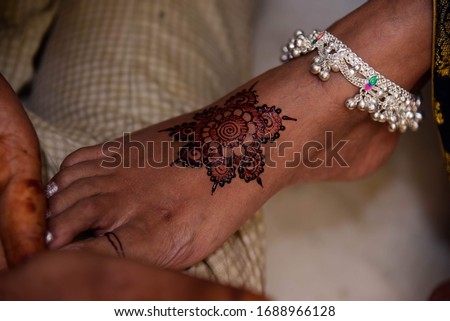 Beautiful Bengali Mehndi Designs Mehndi is not a true Bengali tradition but I've seen Bengali ladies with red coloured designs on hands. 