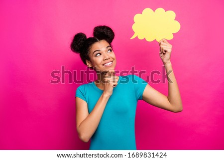 Photo of pretty funny dark skin lady good mood holding paper empty mind cloud finger on chin creative person wear blue casual t-shirt isolated bright pink color background