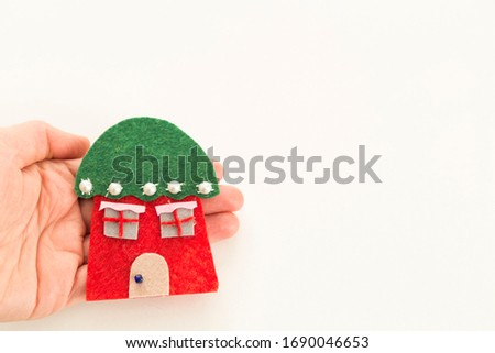 making colorful house with felt for nursery , kindergarten activity time .