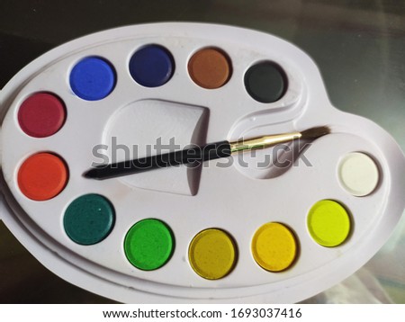 Multiple colors of the palette used to do painting.