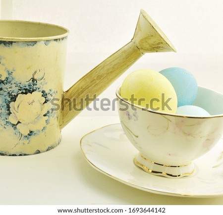 Easter comes blue and yellow eggs