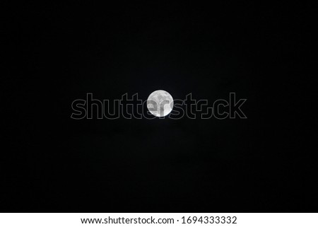 picture of the big, full moon on the clear night sky, 