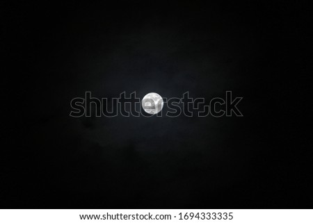 picture of the big, full moon on the clear night sky, 