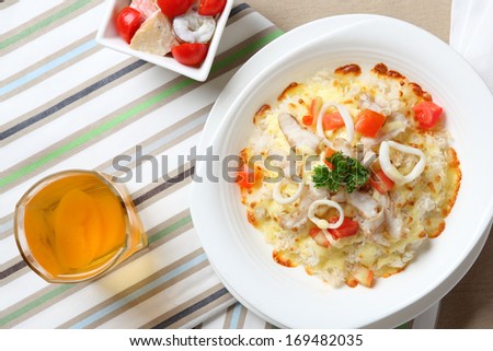Baked rice with cheese and seafood.