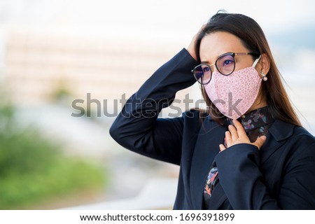 Working women wearing masks, coughing and sore throat due to a virus infection