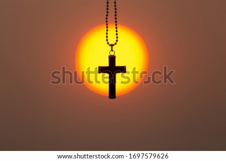 The crucifix in the middle of the rising sun or the setting sun, the concept of Christianity, the blessing of praying to Jesus.