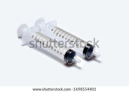 2 syringes without needles placed on a white background.