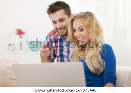 Man showing something on computer his girlfriend