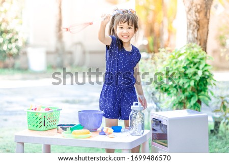 close-up of the baby's background view, dress-up fashion style, love for childhood, practice playing, have fun with cooking, modeling during the summer school holidays
