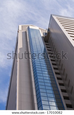 Image of a high skyscraper and a cloudy sky.