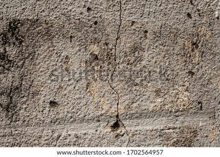 Cement wall with longitudinal cracks