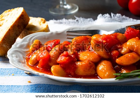 Gigantes Plaki - Baked beans in tomato sauce