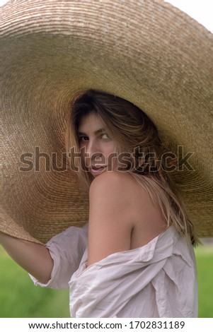  romantice  girl in a big hat