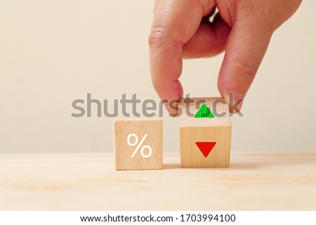 Percent sign on the wooden cube with arrow pointing up and down.