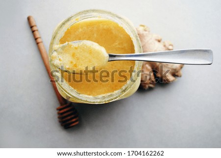 A mixture of honey, lemon and ginger in a jar. Means for increasing immunity. The fight against influenza and the virus.