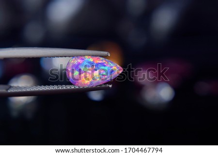 opal Is a gem that has beautiful colors Rare and expensive In the gemstone clamp