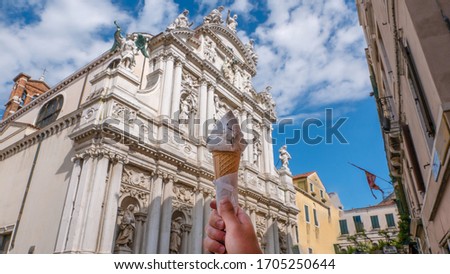 Against the background of ice cream is the Church of St. Mary of the Lily (Santa Maria del Giglio) in Campo Santa Maria Zobenigo. A IX. It was founded in the 16th century.