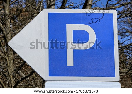 Blue parking sign for boats with big white letter P and arrow to left