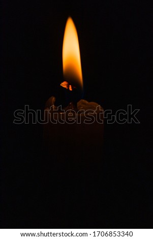 A picture of a candel in the dark